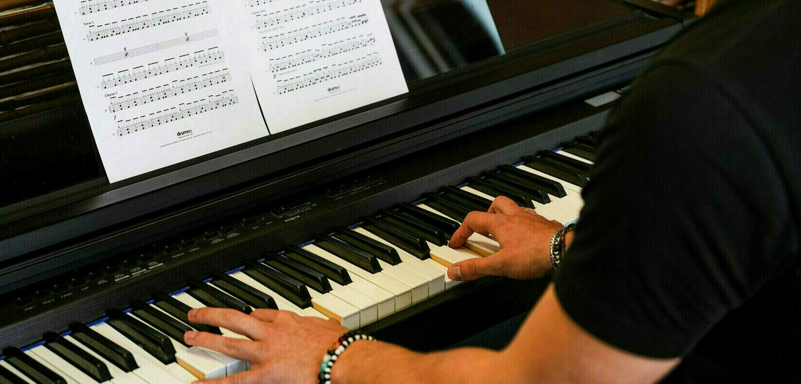 Toro Musikinstitut_Lehrer_Nikos3_kompr